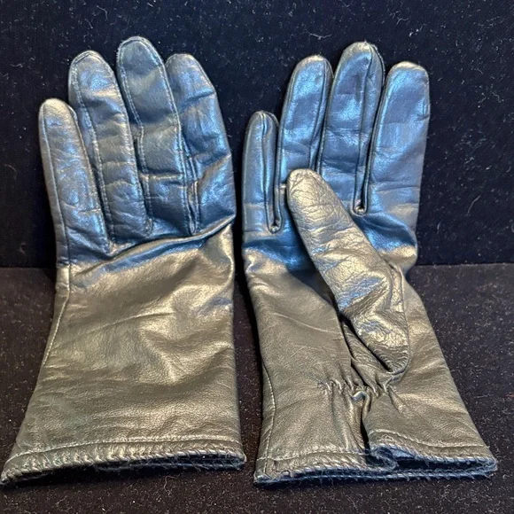 Classic Women's Black Leather Gloves - Picture 2 of 3